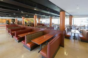 Restoran atau tempat lain untuk makan di Residence & Conference Centre - Oshawa