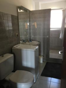 een badkamer met een toilet, een wastafel en een douche bij Residence la Catalane in Saint Cyprien Plage +28 foto's