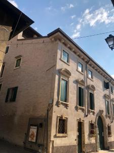 a building that has a window on the side of it at Pietra di Verona Residenza in Verona