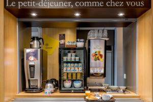ein Café mit einem Kühlschrank und einer Kaffeemaschine in der Unterkunft B&B HOTEL Bordeaux Lormont in Lormont