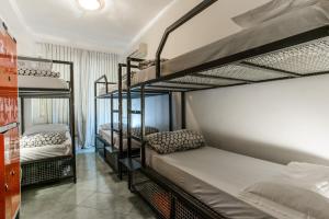 ナポリにあるホステル オブ ザ サンの二段ベッド3組が備わる客室です。