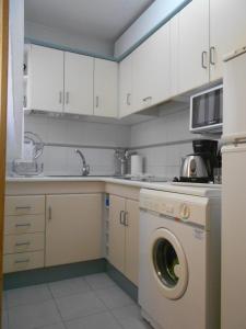 托雷維耶哈的住宿－Homely appartment playa Acequion，厨房配有洗衣机和洗衣机。