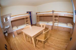 Posteľ alebo postele v izbe v ubytovaní YoHo - International Youth Hostel