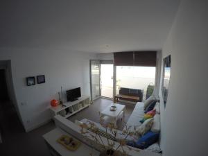 una sala de estar con un sofá y una mesa en Cerro Mar, en El Cerro Blanco