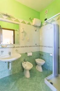イスキアにあるParco dei Principi Resort & Spaのバスルーム(洗面台、トイレ、鏡付)