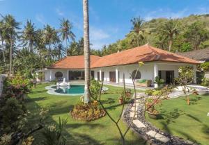 an aerial view of a house with a yard at Villa Rizki Candidasa in Candidasa