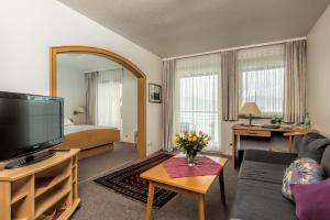 TV a/nebo společenská místnost v ubytování Hotel Pension Café Hasler