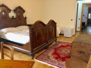 a bed sitting in a room next to a wall at Pietra di Verona Residenza in Verona