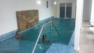 un grupo de personas en una piscina en Hotel Palace Piriápolis, en Piriápolis