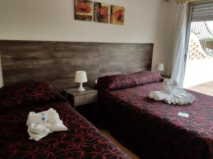 سرير أو أسرّة في غرفة في فندق بالاس بيريابوليس