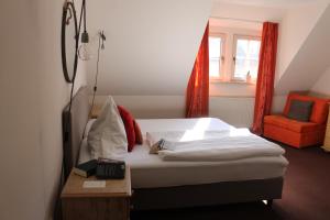 Säng eller sängar i ett rum på Weingut Gästehaus Weigand