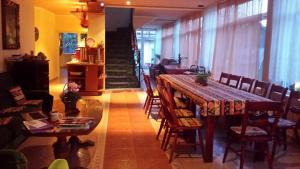 ein Wohnzimmer mit einem langen Tisch und Stühlen in der Unterkunft Motel Ioanis in Mîndruloc