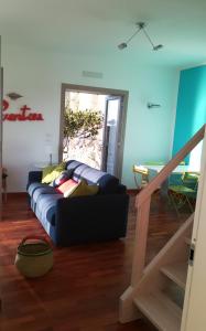 ein Sofa im Wohnzimmer mit einer Treppe in der Unterkunft Sant’Antonio in Finale Ligure