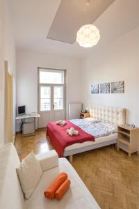 1 dormitorio con 1 cama grande y 1 sofá en Dušní Apartments, en Praga