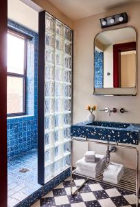 uma casa de banho com um lavatório e um espelho em The Siren Hotel em Detroit