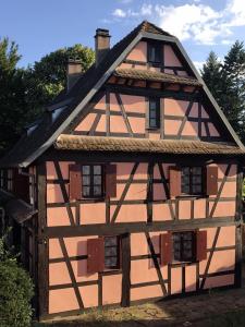 una casa antigua con entramado de madera en Maison alsacienne en Eschau