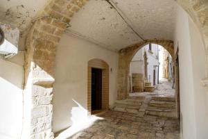 an alley in an old building with an archway at HOME 5 - Arco Antico in Putignano