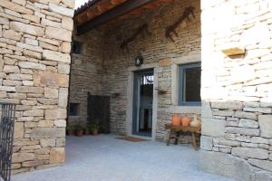 una entrada a un edificio de piedra con calabazas sobre una mesa en Curral D Avó Turismo Rural & SPA, en Caçarelhos