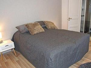 um quarto com uma cama e uma mesa de cabeceira em Villa Porkka em Kuusamo
