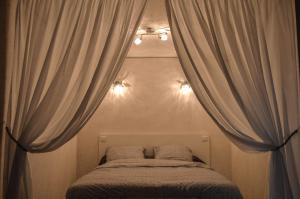 Кровать или кровати в номере Les logis de la maisonnette