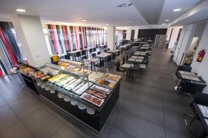 einen Blick über das Buffet in einem Restaurant in der Unterkunft Axor Feria in Madrid