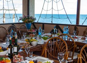 einen Tisch mit Speisen und Meerblick in der Unterkunft Ai-Todor Hotel in Bondarenkovo