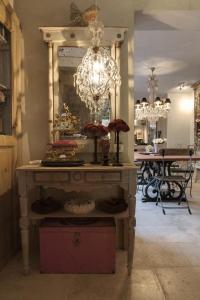 サントロペにあるMaison de charme Pampelonne Saint Tropezの鏡付きのテーブルとシャンデリアが備わるお部屋