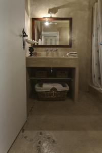サントロペにあるMaison de charme Pampelonne Saint Tropezのバスルーム(洗面台、鏡付)