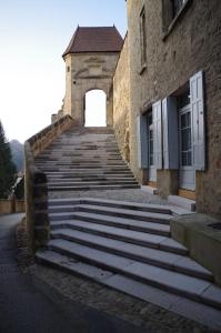 een trap naar een gebouw bij La Miellerie in Saint-Antoine