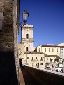 ランチャーノにあるCasa Lanciano Vecchiaの時計塔のある建物の眺め