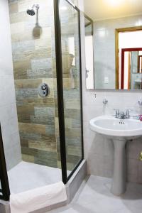 波哥大的住宿－Eurolan 93，一间带水槽和淋浴的浴室