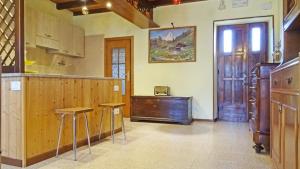 Ett kök eller pentry på Casa del Borgo Pregasio Garden and view by Gardadomusmea