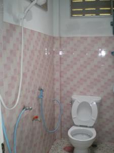 uma casa de banho com um WC e um chuveiro com uma mangueira em Sukorn Andaman Beach Resort em Ko Sukon