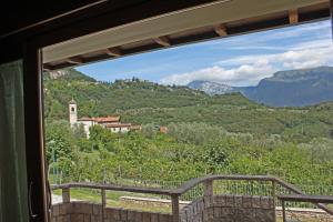 特雷莫西內的住宿－Villetta Ulivi CA7 sun terrace by Gardadomusmea，从山景窗户欣赏风景