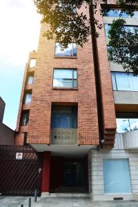 - un grand bâtiment en briques rouges avec un balcon dans l'établissement Eurolan 93, à Bogotá