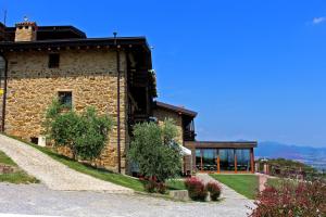 une maison en pierre sur une colline avec vue dans l'établissement Cavril Agriturismo, à Sotto il Monte