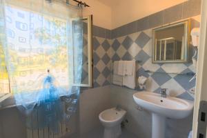 シローロにあるCamere Alisaのバスルーム(洗面台、トイレ、シャワー付)