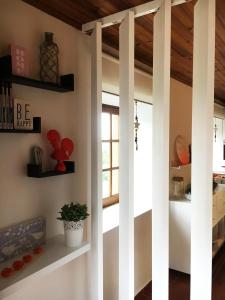 um quarto com paredes brancas e tectos em madeira em Casal dos Melros em Cruzes