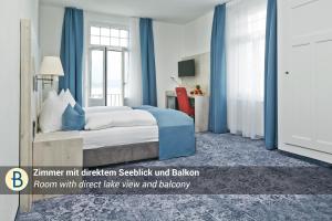 una camera da letto con un letto con pareti blu e tende blu di Hotel Restaurant Bellevue au Lac a Thun