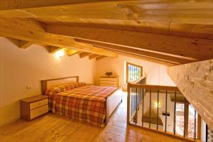 een slaapkamer met een bed en een houten plafond bij Casa Belvedere Garden by Gardadomusmea in Tremosine Sul Garda