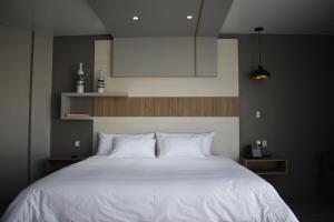 Postel nebo postele na pokoji v ubytování ESDUMA HK HOTEL Pachuca
