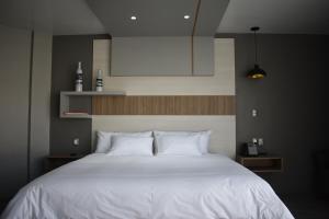 A bed or beds in a room at ESDUMA HK HOTEL Pachuca