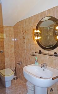 Koupelna v ubytování Casa del Borgo Olga by Gardadomusmea