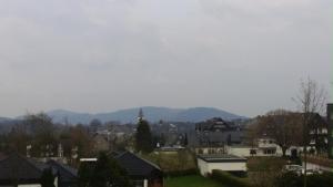 een stad met huizen en bergen op de achtergrond bij Ferienappartement Feldstrasse in Winterberg