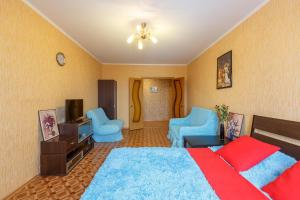 トゥーラにあるFlat Comfort on Zamochnaya 105Bのベッドルーム1室(ベッド1台、椅子2脚、テレビ付)