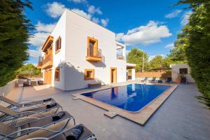 タラマンカにあるVilla Near Ibiza Town Sleeps 12 - 14のスイミングプール付きヴィラのイメージ