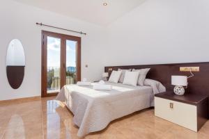 タラマンカにあるVilla Near Ibiza Town Sleeps 12 - 14の大きなベッドと窓のある白い寝室 +29枚の写真