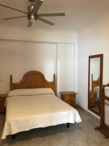 A bed or beds in a room at Casa de Huespedes el Almendro