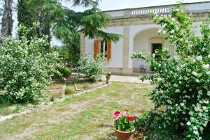 マルターノにあるAgriturismo Villa Colucciaの花の家の前の庭