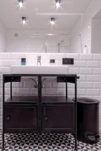 La salle de bains est pourvue d'un lavabo et d'un comptoir. dans l'établissement Industrialny Kwadrat, à Złotów